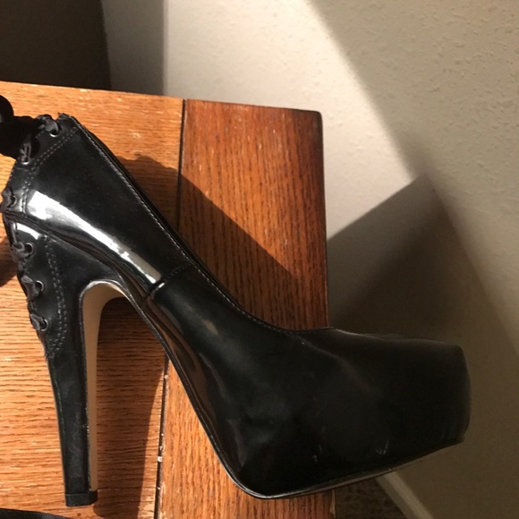 Black high heels laced up in back - Picture 2 of 4